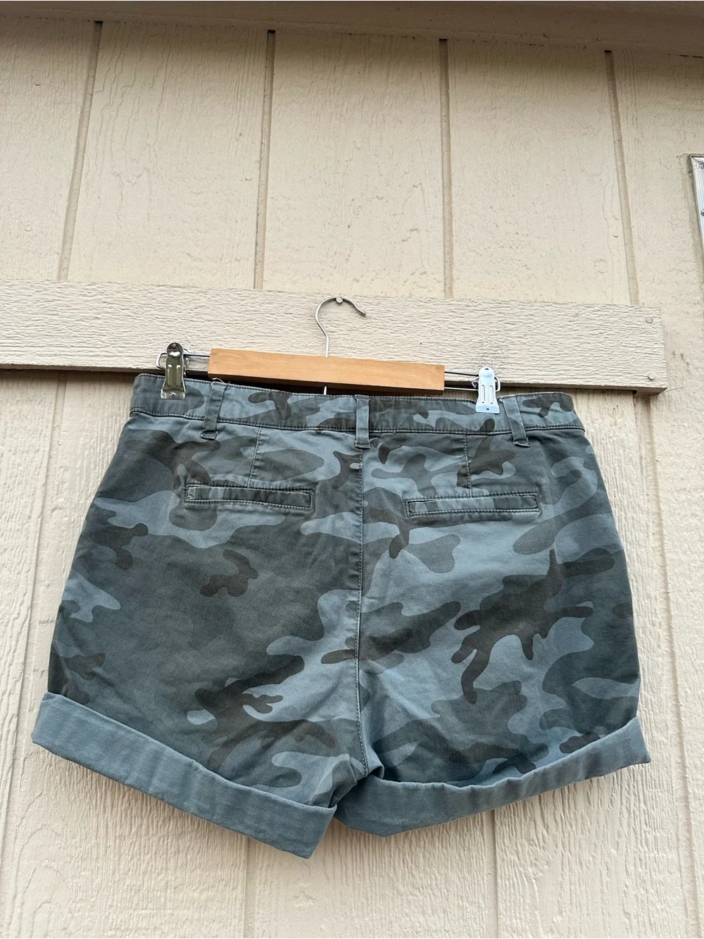 GAP Women's Green Camo Roll‑Cuff Utility Shorts
